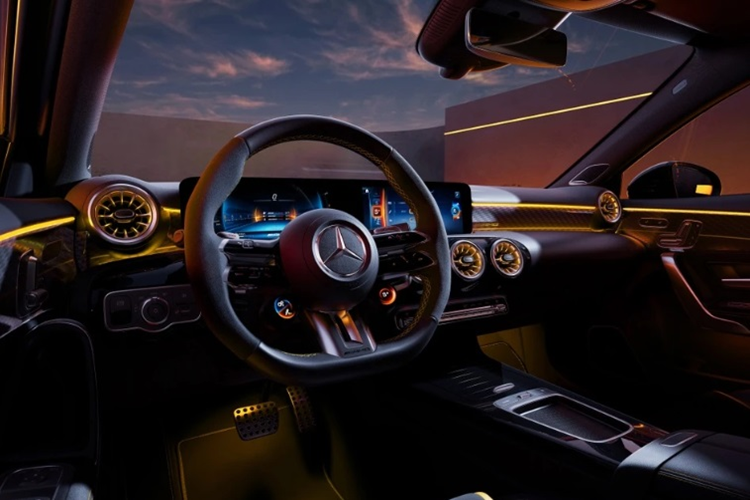 Về nội thất, bên trong khoang cabin của Mercedes-AMG A 45 S 4MATIC+ sở hữu nhiều trang bị hiện đại như: vô lăng AMG Performance được bọc da Nappa và Microcut; ghế thể thao AMG Performance bọc da nhân tạo Artico và vi sợi Microcut; ốp nội thất bằng hợp kim nhôm với vân giả carbon.