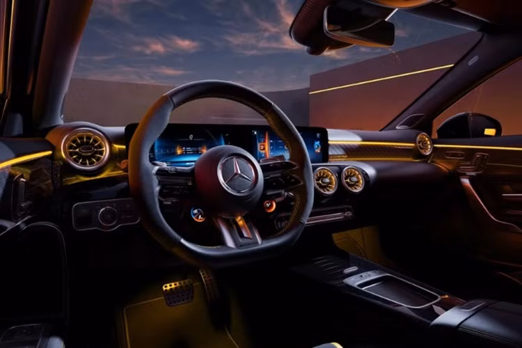 Về nội thất, bên trong khoang cabin của Mercedes-AMG A 45 S 4MATIC+ sở hữu nhiều trang bị hiện đại như: vô lăng AMG Performance được bọc da Nappa và Microcut; ghế thể thao AMG Performance bọc da nhân tạo Artico và vi sợi Microcut; ốp nội thất bằng hợp kim nhôm với vân giả carbon.