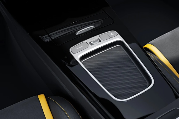 Đặc biệt, phiên bản giới hạn này còn được trang bị sẵn các các gói tùy chọn nội thất như AMG Night Package và Night Package II, bao gồm chuyển đổi các chi tiết viền ngoại thất thành màu đen hay gói khí động học bổ sung cánh gió sau và vây gió.