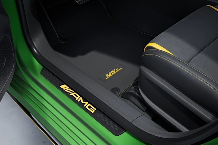 Cung cấp sức mạnh cho Mercedes-AMG A 45 S 4MATIC+ vẫn là động cơ 4 xy-lanh 2.0L, sản sinh công suất tối đa 421 mã lực và mô-men xoắn cực đại 500 Nm.