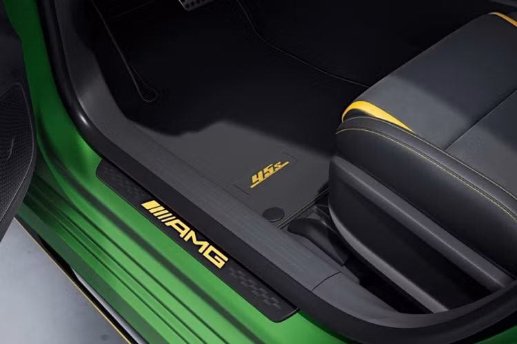 Cung cấp sức mạnh cho Mercedes-AMG A 45 S 4MATIC+ vẫn là động cơ 4 xy-lanh 2.0L, sản sinh công suất tối đa 421 mã lực và mô-men xoắn cực đại 500 Nm.