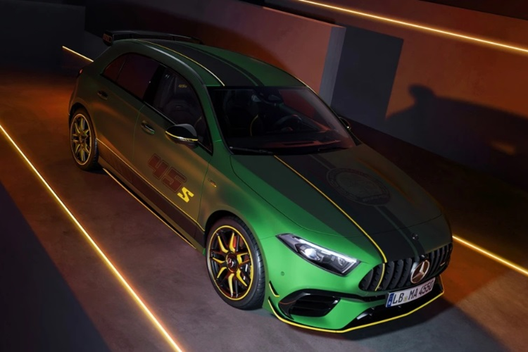 Đi kèm động cơ là hộp số 8 cấp AMG SPEEDSHIFT DCT 8G, hệ dẫn động 4 bánh toàn thời gian biến thiên AMG Performance 4MATIC+, giúp cho mẫu hatchback cỡ nhỏ này tăng tốc 0-100 km/h trong 3,9 giây, tốc độ tối đa giới hạn ở 270 km/h.