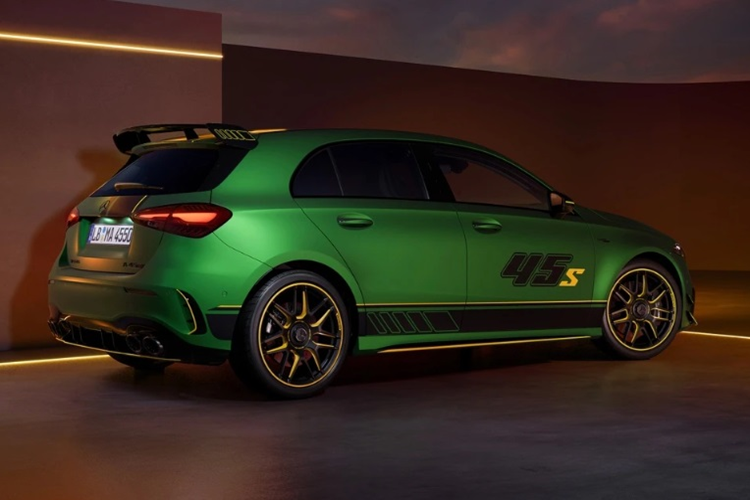 Phiên bản giới hạn này được trang bị tiêu chuẩn bộ mâm 7 chấu kép AMG 19 inch, đi kèm các chi tiết tương phản màu vàng và Dark Chrome, kẹp phanh màu đen.