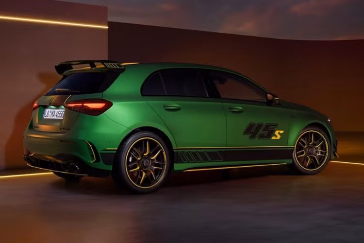 Phiên bản giới hạn này được trang bị tiêu chuẩn bộ mâm 7 chấu kép AMG 19 inch, đi kèm các chi tiết tương phản màu vàng và Dark Chrome, kẹp phanh màu đen.