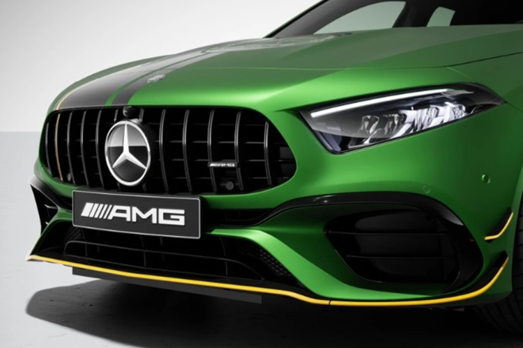 Mẫu xe thể thao Mercedes-AMG A 45 S 4MATIC+ thế hệ mới còn có nhiều chi tiết ở: cản trước, ốp gương, logo, kính riêng tư...được sơn đen làm điểm nhấn. Đây cũng là những trang bị có trong gói trang trí AMG Night Package.