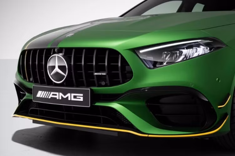 Mẫu xe thể thao Mercedes-AMG A 45 S 4MATIC+ thế hệ mới còn có nhiều chi tiết ở: cản trước, ốp gương, logo, kính riêng tư...được sơn đen làm điểm nhấn. Đây cũng là những trang bị có trong gói trang trí AMG Night Package.