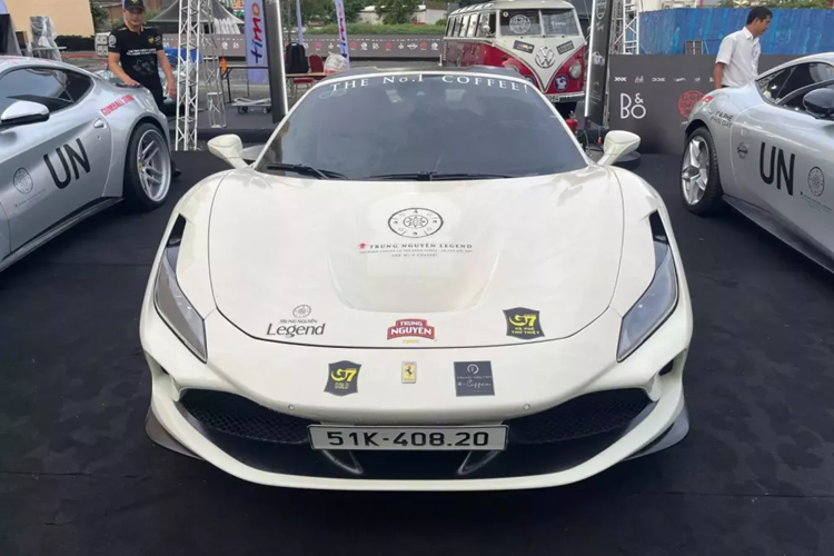 Trong bộ sưu tập xe có tổng giá trị gần 4 nghìn tỷ đồng của mình, ông Đặng Lê Nguyên Vũ cực kỳ yêu thích thương hiệu xe Ferrari, cách đây 4 năm, doanh nhân ngành cà phê từng bán đi 9 chiếc xe Ferrari trong tổng số 11 xe mình sở hữu và hiện tại, dàn xe Ferrari của Đặng Lê Nguyên Vũ đã có 40 chiếc với nhiều xe thuộc phiên bản mới.