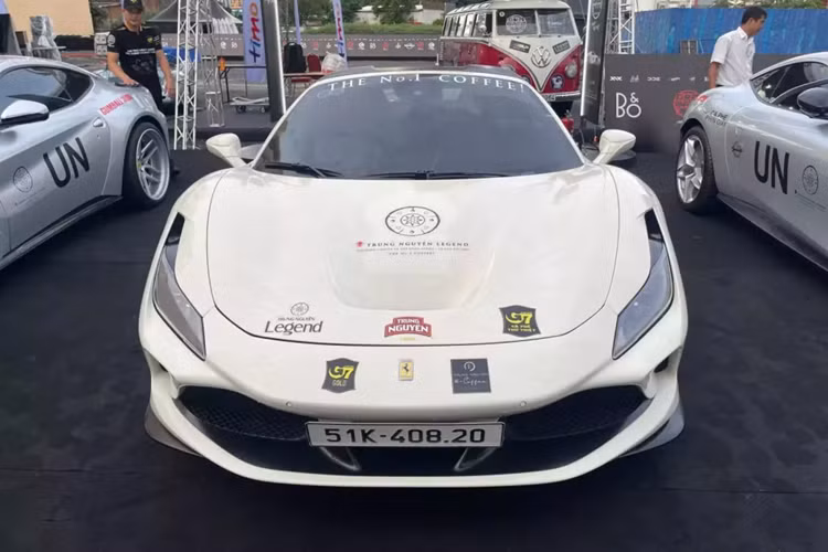 Trong bộ sưu tập xe có tổng giá trị gần 4 nghìn tỷ đồng của mình, ông Đặng Lê Nguyên Vũ cực kỳ yêu thích thương hiệu xe Ferrari, cách đây 4 năm, doanh nhân ngành cà phê từng bán đi 9 chiếc xe Ferrari trong tổng số 11 xe mình sở hữu và hiện tại, dàn xe Ferrari của Đặng Lê Nguyên Vũ đã có 40 chiếc với nhiều xe thuộc phiên bản mới.