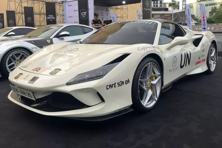 Trong số này nổi lên cái tên Ferrari F8 Spider mui trần, một mẫu siêu xe mui trần hiện đã bị hãng Ferrari tạm dừng sản xuất vào 2 năm trước và nay đã kết thúc vòng đời ngắn ngủi, điều này đã khiến giá bán xe tăng gần gấp đôi so với con số 6,9 tỷ đồng của hãng xe ngựa chồm nước Ý công bố lúc mới ra mắt.