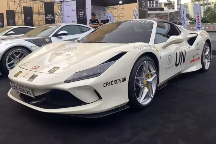 Trong số này nổi lên cái tên Ferrari F8 Spider mui trần, một mẫu siêu xe mui trần hiện đã bị hãng Ferrari tạm dừng sản xuất vào 2 năm trước và nay đã kết thúc vòng đời ngắn ngủi, điều này đã khiến giá bán xe tăng gần gấp đôi so với con số 6,9 tỷ đồng của hãng xe ngựa chồm nước Ý công bố lúc mới ra mắt.