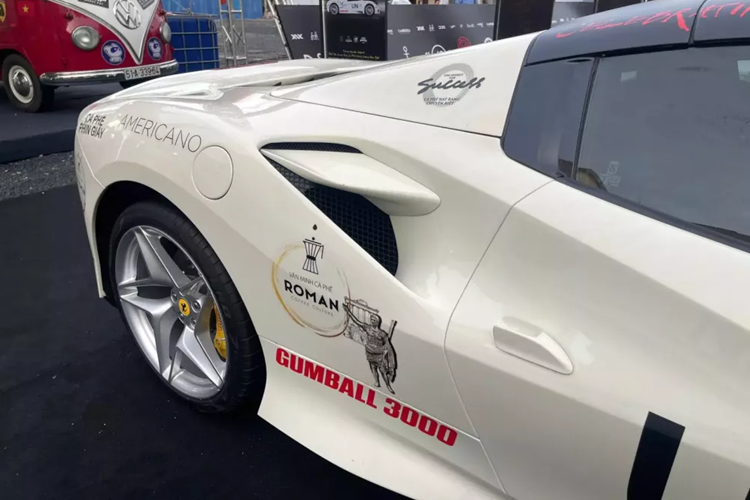 Hệ thống ống xả của Ryft tương tự như các khẩu pháo trên xe đua F1, điều này là để thỏa mãn nhu cầu yêu thích sự ồn ào của chủ xe Ferrari F8 Spider mỗi khi nẹt pô hay tăng tốc trên đường.