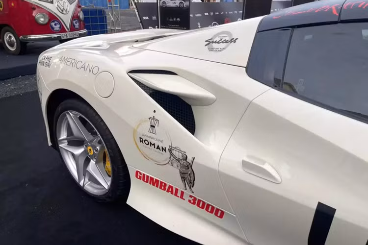 Hệ thống ống xả của Ryft tương tự như các khẩu pháo trên xe đua F1, điều này là để thỏa mãn nhu cầu yêu thích sự ồn ào của chủ xe Ferrari F8 Spider mỗi khi nẹt pô hay tăng tốc trên đường.