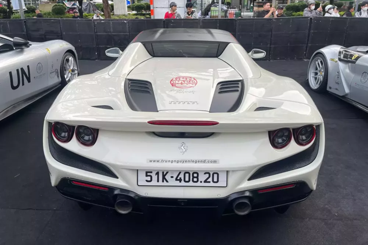 Sức mạnh này được truyền đến bánh sau của xe thông qua hộp số tự động ly hợp kép 7 cấp, nhờ đó, siêu xe mui trần Ferrari F8 Spider của "Qua" Vũ có thể tăng tốc lên 100 km/h từ vị trí xuất phát trong thời gian chỉ 2,9 giây, trước khi đạt vận tốc tối đa 325 km/h khi mở mui. Nếu muốn đạt vận tốc 340 km/h, khách hàng cần đóng mui Ferrari F8 Spider lại.