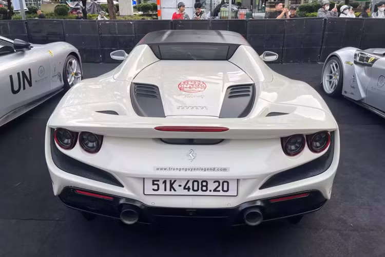 Sức mạnh này được truyền đến bánh sau của xe thông qua hộp số tự động ly hợp kép 7 cấp, nhờ đó, siêu xe mui trần Ferrari F8 Spider của "Qua" Vũ có thể tăng tốc lên 100 km/h từ vị trí xuất phát trong thời gian chỉ 2,9 giây, trước khi đạt vận tốc tối đa 325 km/h khi mở mui. Nếu muốn đạt vận tốc 340 km/h, khách hàng cần đóng mui Ferrari F8 Spider lại.