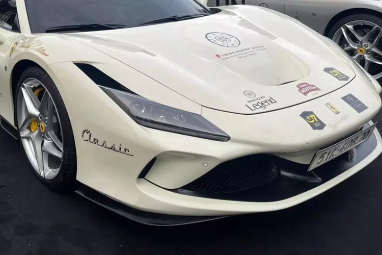 Trước khi bán chiếc siêu xe mui trần Ferrari F8 Spider này cho ông Đặng Lê Nguyên Vũ, đơn vị nhập khẩu xe về nước đã trang bị ống xả Ryft bằng chất liệu titanium, loại vật liệu đắt tiền và dễ dàng thay đổi màu sắc của ống xả khi siêu ngựa mui trần này được chủ nhân cho liên tục nẹt pô.