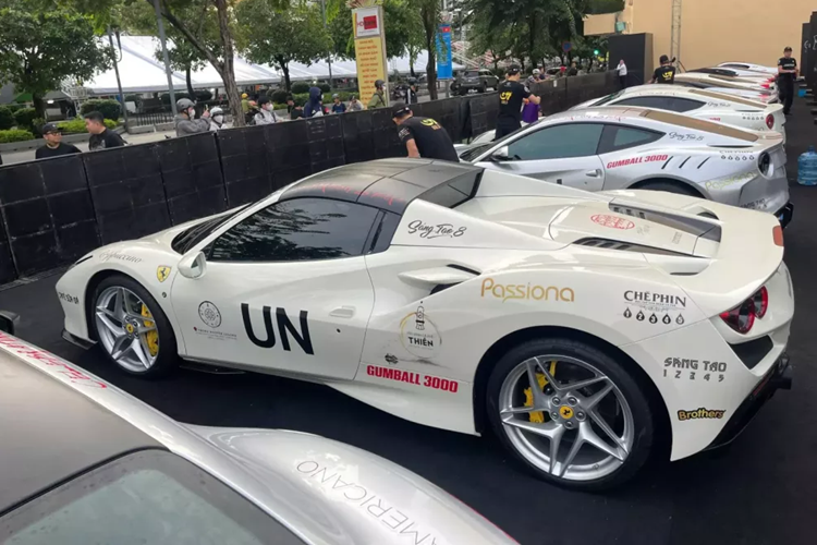 Phần mui xếp cứng của Ferrari F8 Spider có thể đóng hoặc mở trong thời gian khoảng 14 giây. Bên cạnh đó còn có vách ngăn nhỏ bằng kính nằm ngay giữa hai ghế ngồi của Ferrari F8 Spider được điều chỉnh bằng nút bấm trong khoang lái.