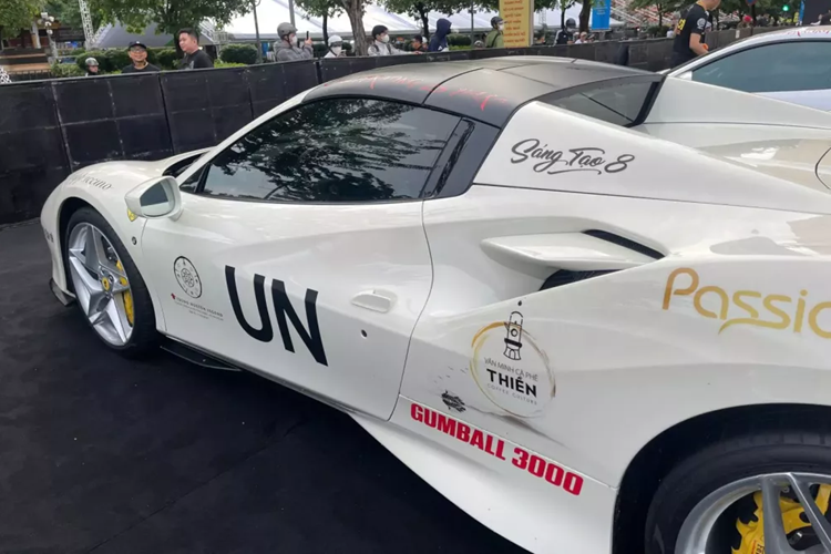 Chỉ có 188 bộ ống xả Ryft được sản xuất toàn thế giới dành cho ngựa chiến Ferrari F8 Spider và tùy vào lựa chọn của chủ xe mà khẩu pháo này sẽ có vật liệu khác nhau. Ngoài ống xả độ của Ryft, chiếc Ferrari F8 Spider mang màu trắng chỉ có thay đổi nhỏ lúc về nước là việc 2 bên cửa xe dán dòng chữ UN màu đen cũng như mui xếp cứng xe.