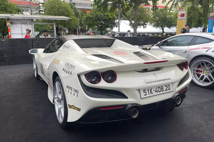 Tương tự như siêu xe mui trần Ferrari 488 Pista Spider của mình, chiếc xe Ferrari F8 Spider của doanh nhân ngành cà phê vẫn sở hữu khối động cơ V8, tăng áp kép, dung tích 3.9 lít tạo ra công suất tối đa 711 mã lực và mô-men cực đại 770 Nm.