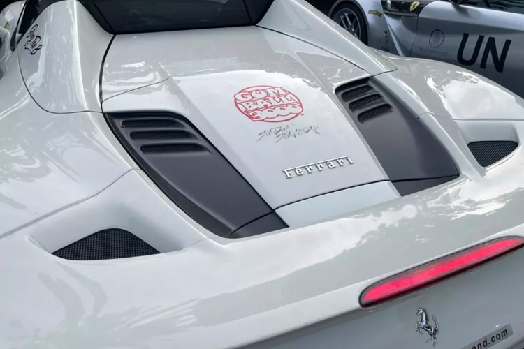 Hiện vẫn chưa rõ ông Đặng Lê Nguyên Vũ đã chi ra bao nhiêu tiền để sở hữu chiếc siêu xe mui trần Ferrari F8 Spider màu trắng, chỉ biết rằng, giá xe Ferrari F8 Spider trong nước dành cho các chủ xe chơi biển trắng phải trên 25 tỷ đồng.