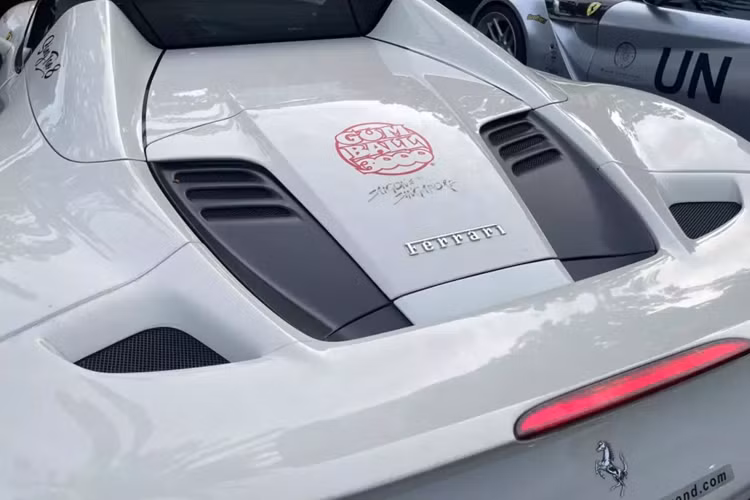 Hiện vẫn chưa rõ ông Đặng Lê Nguyên Vũ đã chi ra bao nhiêu tiền để sở hữu chiếc siêu xe mui trần Ferrari F8 Spider màu trắng, chỉ biết rằng, giá xe Ferrari F8 Spider trong nước dành cho các chủ xe chơi biển trắng phải trên 25 tỷ đồng.