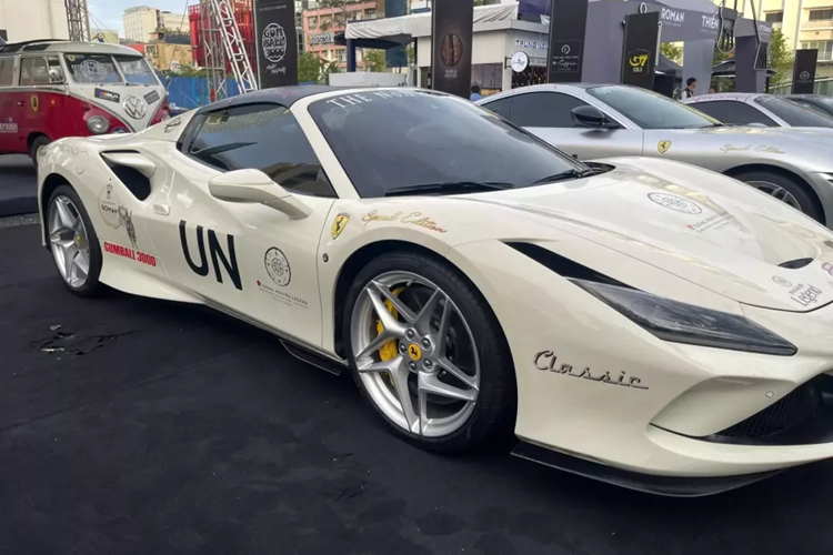 Nếu thích thú việc cầm lái xe mui trần, ông Đặng Lê Nguyên Vũ hoàn toàn có thể trải nghiệm việc mở mui siêu xe Ferrari F8 Spider ngay cả khi đang cho xe lăn bánh, nhưng hãng xe Ý khuyến cáo các khách hàng của họ nên làm điều này khi tốc độ của Ferrari F8 Spider dưới 50 km/h.