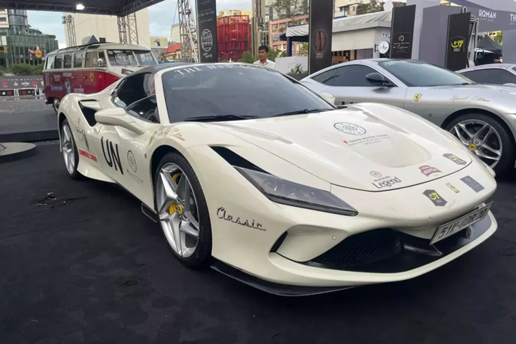 Khá thú vị là chiếc siêu xe Ferrari F8 Spider màu trắng được nhập về nước hơn 1 năm mới tìm thấy chủ nhân đầu tiên là ông Đặng Lê Nguyên Vũ. Và xe vừa mới xuất hiện trong sự kiện Gumball 3000 2024 với tư cách là 1 trong 15 chiếc Ferrari của Trung Nguyên mang ra trưng bày.
