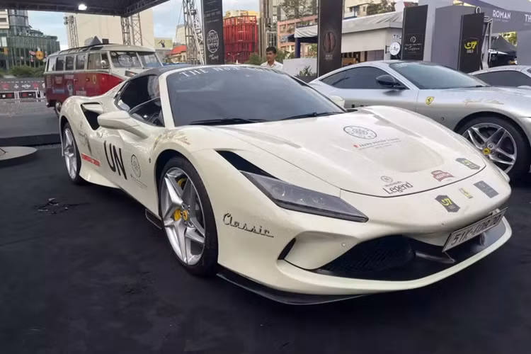 Khá thú vị là chiếc siêu xe Ferrari F8 Spider màu trắng được nhập về nước hơn 1 năm mới tìm thấy chủ nhân đầu tiên là ông Đặng Lê Nguyên Vũ. Và xe vừa mới xuất hiện trong sự kiện Gumball 3000 2024 với tư cách là 1 trong 15 chiếc Ferrari của Trung Nguyên mang ra trưng bày.