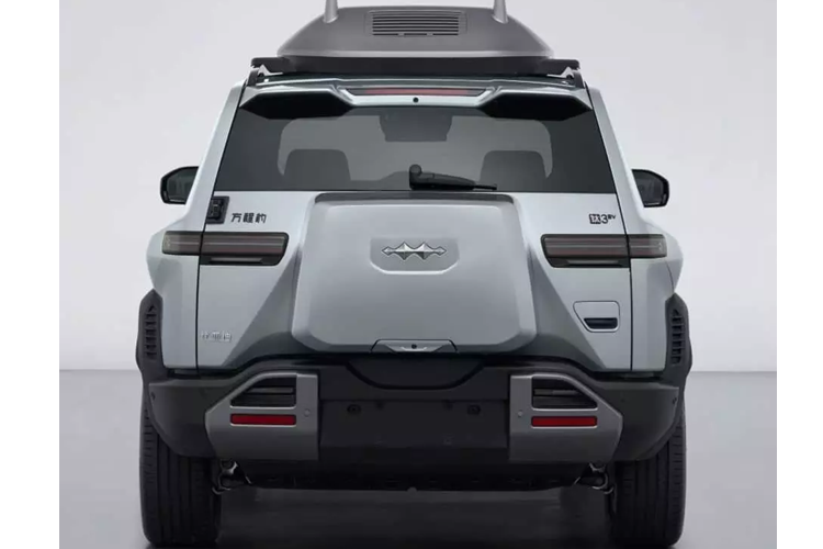 Xe có trọng lượng 2.170 kg và như đã đề cập, xe sẽ được trang bị bánh xe 18 và 19 inch được bọc trong lốp 235/60 và 245/50. Xe cũng có thể được trang bị hộp chứa đồ lớn trên nóc xe để chứa máy bay không người lái, hoặc là đồ dùng cá nhân.