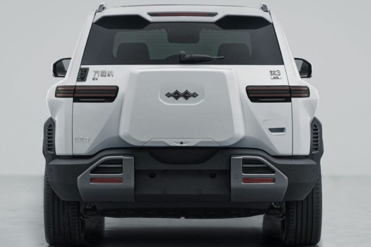 Không có thông tin về tốc độ tăng tốc của 3, nhưng nó có tốc độ tối đa được trích dẫn là 125 dặm/giờ (201 km/giờ). Dữ liệu của Trung Quốc cho thấy Titanium 3 có chiều dài 4.605 mm, rộng 1.900 mm và cao 1.720 mm, với chiều dài cơ sở 2.745 mm.