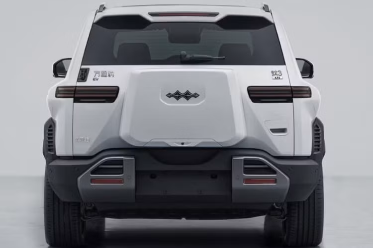 Không có thông tin về tốc độ tăng tốc của 3, nhưng nó có tốc độ tối đa được trích dẫn là 125 dặm/giờ (201 km/giờ). Dữ liệu của Trung Quốc cho thấy Titanium 3 có chiều dài 4.605 mm, rộng 1.900 mm và cao 1.720 mm, với chiều dài cơ sở 2.745 mm.