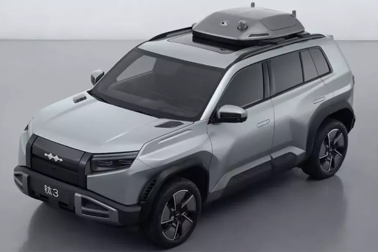 Tuy nhiên, vì xe SUV Fang Cheng Bao Titanium 3 hoàn toàn chạy bằng điện nên dù sao thì nó cũng không cần lưới tản nhiệt. Các nhà thiết kế của BYD đã nhấn mạnh sự cá tính mặt bên của Titanium 3, khi chế tạo các vòm bánh xe trước và sau phình ra kéo dài vào cửa trước và sau, mang lại cho chiếc SUV nhiều sự lạ mắt.