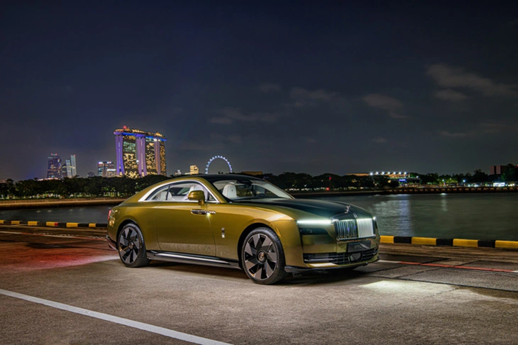Rolls-Royce Spectre được trang bị cửa trang trí bằng gỗ Canadel. Các tấm gỗ veneer tinh tế, được làm từ một tấm gỗ duy nhất, được đặt chính xác ở góc 55 độ, tạo thêm nét năng động cho cabin.