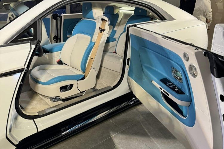 Phía dưới xe có hốc gió trải dài hết đầu xe và tích hợp thêm 1 cánh lướt gió nhỏ, sau cùng vẫn là logo Spirit of Ecstasy nằm trên mũi xe nhưng sửa đổi chiều cao ngắn hơn 1,7 cm cùng 1 số chi tiết khác, nhờ đó, hệ số cản của xe chỉ 0,25Cd, trở thành mẫu xe Rolls-Royce có hiệu suất khí động học tốt nhất.