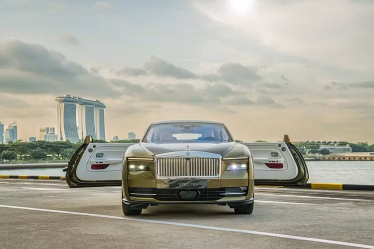 Việc lắp đặt pin được thiết kế cẩn thận mang lại cho Rolls-Royce Spectre một sàn xe phẳng, không chỉ có vị trí ngồi thấp hơn mà còn cung cấp cho pin chức năng bổ sung, nghĩa là làm vật liệu giảm tiếng ồn có trọng lượng gần 700 kg, nó tạo ra trải nghiệm yên tĩnh mang tính biểu tượng của Rolls-Royce.