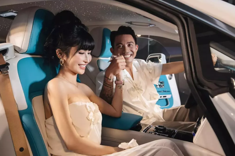 Chiếc xe siêu sang Rolls-Royce Spectre của đại gia Minh Nhựa có màu sơn trắng, thể hiện sự đẳng cấp, quý phái cho dòng xe này, và màu trắng cũng đang được con trai đại gia Phạm Văn Mười lựa chọn khá nhiều, trong bộ sưu tập xe. Điểm nhấn của chiếc xe Rolls-Royce Spectre này có logo phát sáng, chỉ đếm trên đầu ngón tay tại Việt Nam.