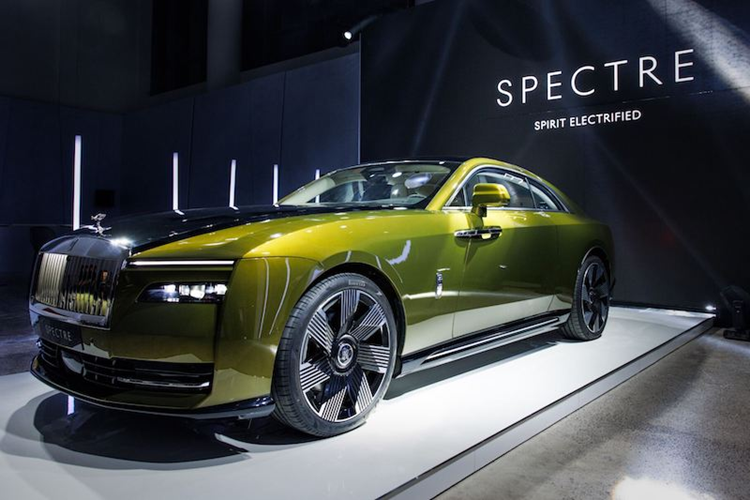 Rolls-Royce Spectre mới bàn giao cho Minh Nhựa sở hữu động cơ điện, sản sinh ra công suất tối đa lên đến 577 mã lực và mô-men xoắn 900 Nm. Xe điện đầu tiên của Rolls-Royce có thời gian tăng tốc từ vị trí xuất phát lên 100km/h chỉ trong 4,4 giây trước khi đạt tốc độ tối đa giới hạn là 250 km/h.