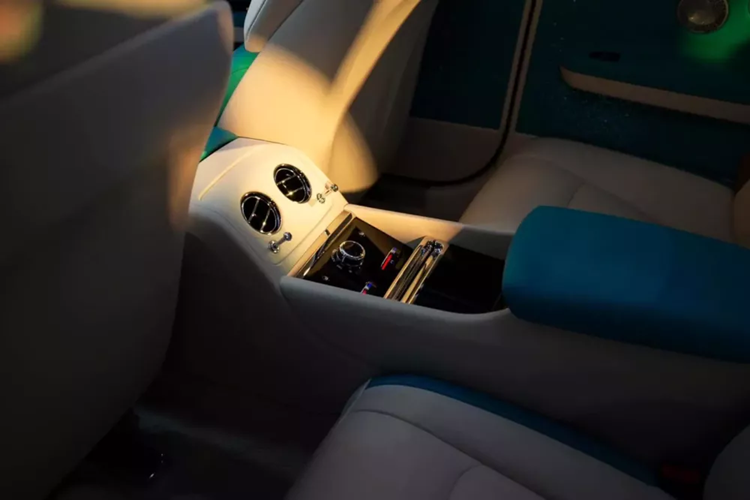 Rolls-Royce bỏ vào chút hồn cho Spectre qua đôi mắt rất cuốn, đây là lần đầu hãng xe Anh quốc đặt đèn pha với vị trí thấp đến vậy, và cũng là chiếc Rolls-Royce duy nhất có dải đèn LED chiếu sáng ban ngày đặt trên đèn pha, cụ thể là ngang bằng với đỉnh của lưới tản nhiệt lò sưởi của xe.