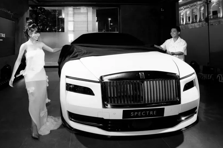 Đây không chỉ là chiếc xe Rolls-Royce Spectre đầu tiên về Việt Nam để bàn giao cho khách hàng, mà còn là chiếc coupe siêu sang chạy điện duy nhất đang bán trên thế giới, mức giá xe Rolls-Royce Spectre của Minh Nhựa trải nghiệm cũng rẻ hơn nhiều các xe trước đây anh mua, khi chỉ hơn 25 tỷ đồng.