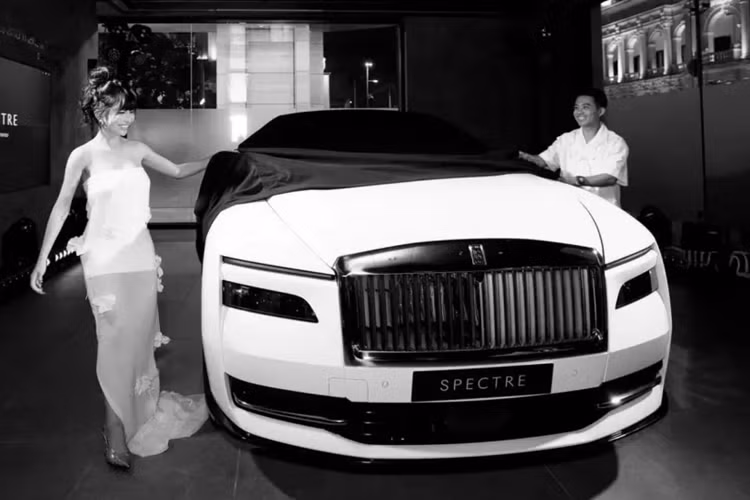 Đây không chỉ là chiếc xe Rolls-Royce Spectre đầu tiên về Việt Nam để bàn giao cho khách hàng, mà còn là chiếc coupe siêu sang chạy điện duy nhất đang bán trên thế giới, mức giá xe Rolls-Royce Spectre của Minh Nhựa trải nghiệm cũng rẻ hơn nhiều các xe trước đây anh mua, khi chỉ hơn 25 tỷ đồng.