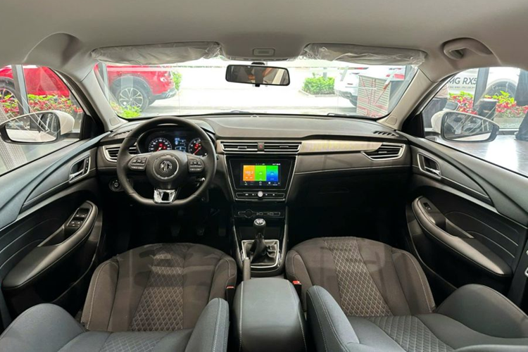 Về mặt thiết kế, MG5 bản số sàn khác biệt hoàn toàn so với phiên bản số tự động đang bán tại Việt Nam. Chiếc sedan hạng B chỉ được trang bị đèn chiếu sáng dạng halogen bên cạnh lưới tản nhiệt đi theo phong cách của người anh em RX5 thế hệ cũ.