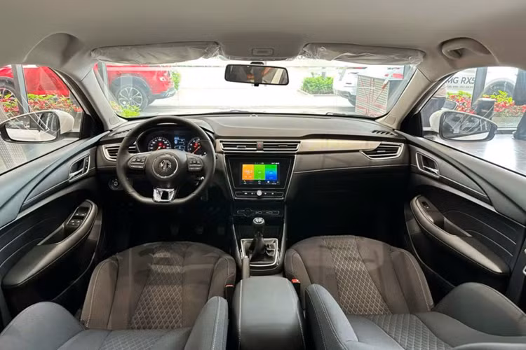 Về mặt thiết kế, MG5 bản số sàn khác biệt hoàn toàn so với phiên bản số tự động đang bán tại Việt Nam. Chiếc sedan hạng B chỉ được trang bị đèn chiếu sáng dạng halogen bên cạnh lưới tản nhiệt đi theo phong cách của người anh em RX5 thế hệ cũ.