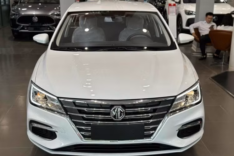 Khách mua MG5 MT VIN 2024 mới cũng được ưu đãi 90 triệu đồng. Giá xe sau ưu đãi là 309 triệu đồng. Giá mẫu sedan cỡ B này giờ đây rẻ hơn cả các mẫu xe hạng A như: Kia Morning bản MT có giá 349 triệu đồng.