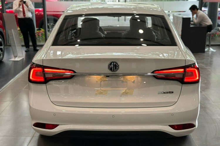 Cung cấp sức mạnh cho MG5 bản MT là máy xăng 4 xi-lanh thẳng hàng, dung tích 1.5L với công suất tối đa 113 mã lực và mô-men xoắn cực đại 150 Nm. Động cơ đi kèm với hộp số sàn 5 cấp và hệ dẫn động cầu trước.