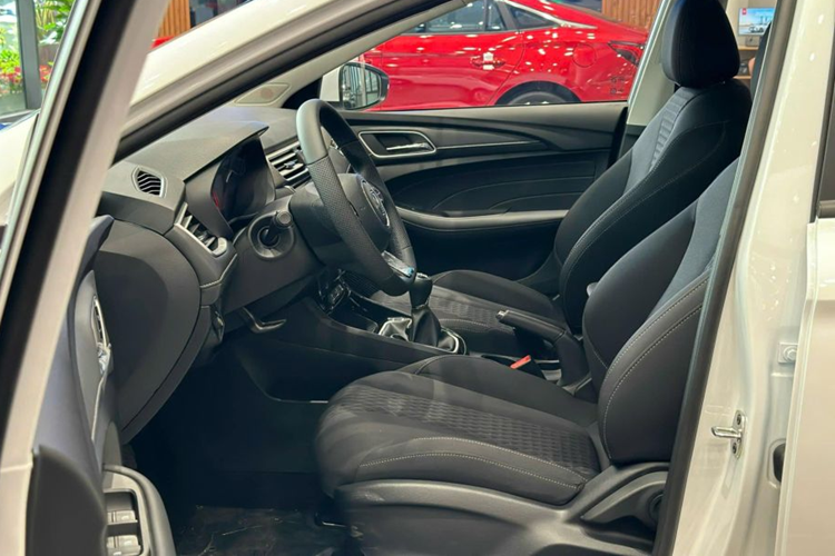 Bên trong cabin, MG5 bản số sàn được trang bị vô-lăng dạng D-Cut tích hợp đầy đủ các phím chức năng. Xe có hệ thống ghế ngồi bọc nỉ, có thể chỉnh tay 4 hướng. Hệ thống giải trí hiển thị trên màn hình 8 inch, kết nối Apple Carplay/Android Auto, đi cùng dàn âm thanh đầu ra 4 loa.