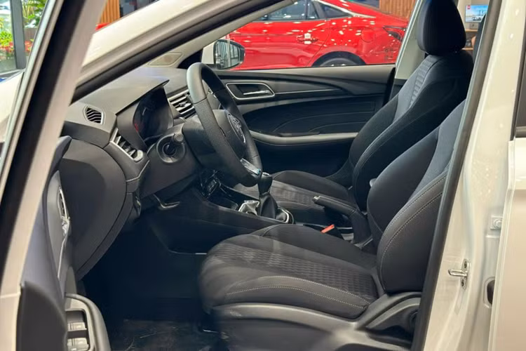 Bên trong cabin, MG5 bản số sàn được trang bị vô-lăng dạng D-Cut tích hợp đầy đủ các phím chức năng. Xe có hệ thống ghế ngồi bọc nỉ, có thể chỉnh tay 4 hướng. Hệ thống giải trí hiển thị trên màn hình 8 inch, kết nối Apple Carplay/Android Auto, đi cùng dàn âm thanh đầu ra 4 loa.