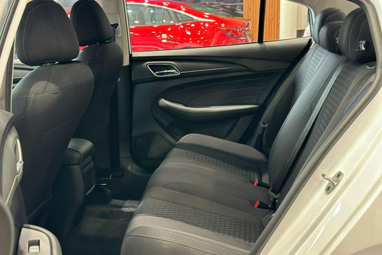 Về trang bị an toàn, xe cũng chỉ có một số tính năng cơ bản như: phanh đĩa trước, phanh tang trống sau, 2 túi khí, hệ thống chống bó cứng phanh ABS, phân phối lực phanh điện tử EBD, camera lùi và cảm biến lùi.