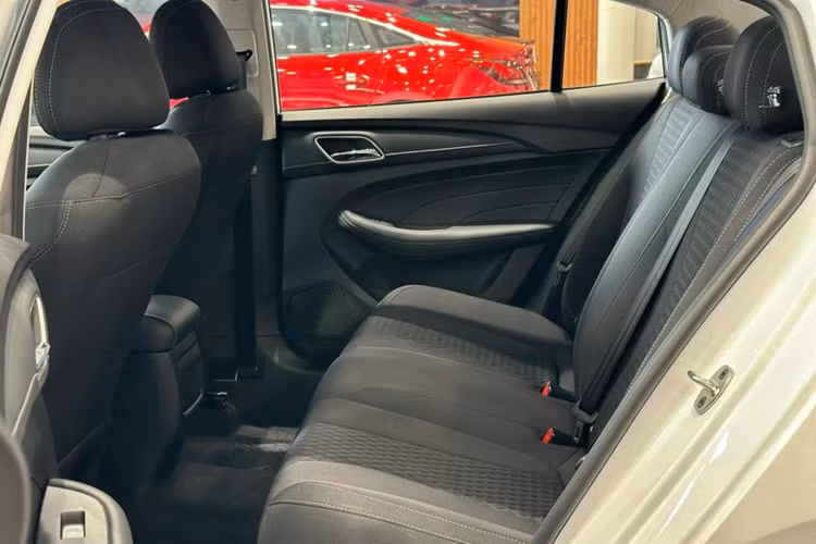 Về trang bị an toàn, xe cũng chỉ có một số tính năng cơ bản như: phanh đĩa trước, phanh tang trống sau, 2 túi khí, hệ thống chống bó cứng phanh ABS, phân phối lực phanh điện tử EBD, camera lùi và cảm biến lùi.