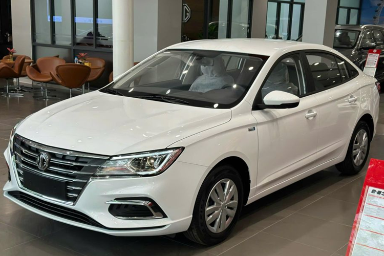 MG5 sở hữu thông số dài x rộng x cao lần lượt 4.601 x 1.818 x 1.489 (mm) và trục cơ sở đạt 2.680 mm. Kích thước này ngang ngửa với những cái tên như Toyota Corolla Altis, Honda Civic hay Hyundai Elantra.