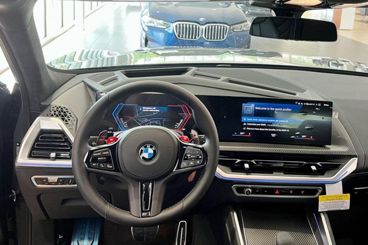 Trong đó, bộ vành 23 inch sẽ được bọc trong bộ lốp Michelin có kích thước 275/45 ở trước và 315/40 phía sau. Về nội thất, bên trong khoang cabin của BMW XM 2024 có nhiều chi tiết khá tương đồng với mẫu X7 mới như bảng táp-lô và cụm điều khiển trung tâm.