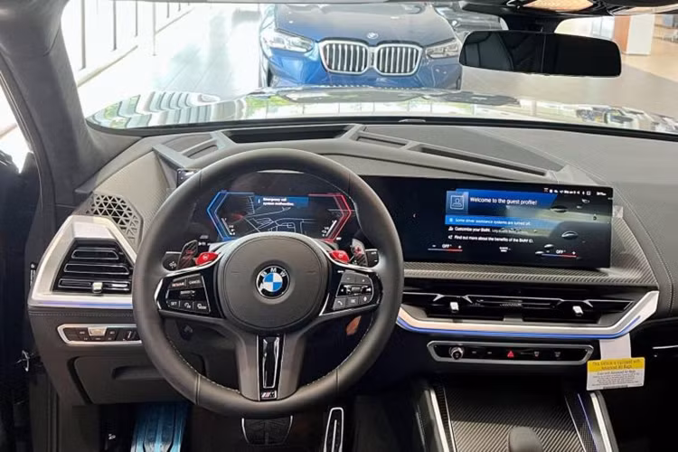 Trong đó, bộ vành 23 inch sẽ được bọc trong bộ lốp Michelin có kích thước 275/45 ở trước và 315/40 phía sau. Về nội thất, bên trong khoang cabin của BMW XM 2024 có nhiều chi tiết khá tương đồng với mẫu X7 mới như bảng táp-lô và cụm điều khiển trung tâm.